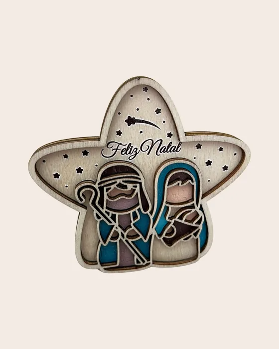 Estrela em madeira de camadas sobrepostas: José e Maria com o Menino ao colo, pintados a azul, sobre um fundo de estrelas vazadas onde se lê «Feliz Natal».